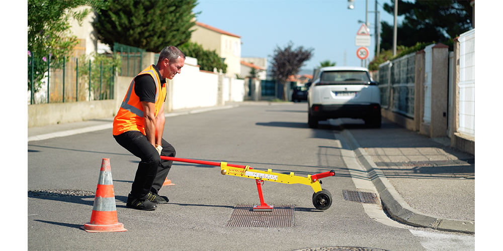 manipulateur de plaque d'égout